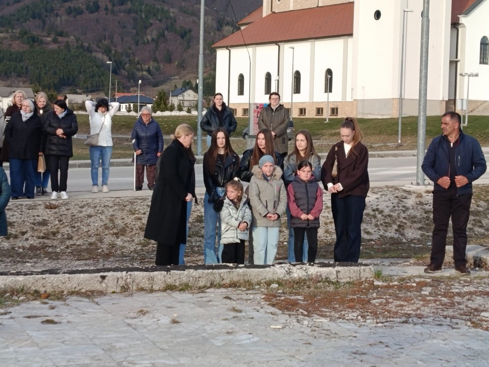 Na temeljima porušene crkve sinoć molitva i paljenje svijeća u spomen na travanj 1992.