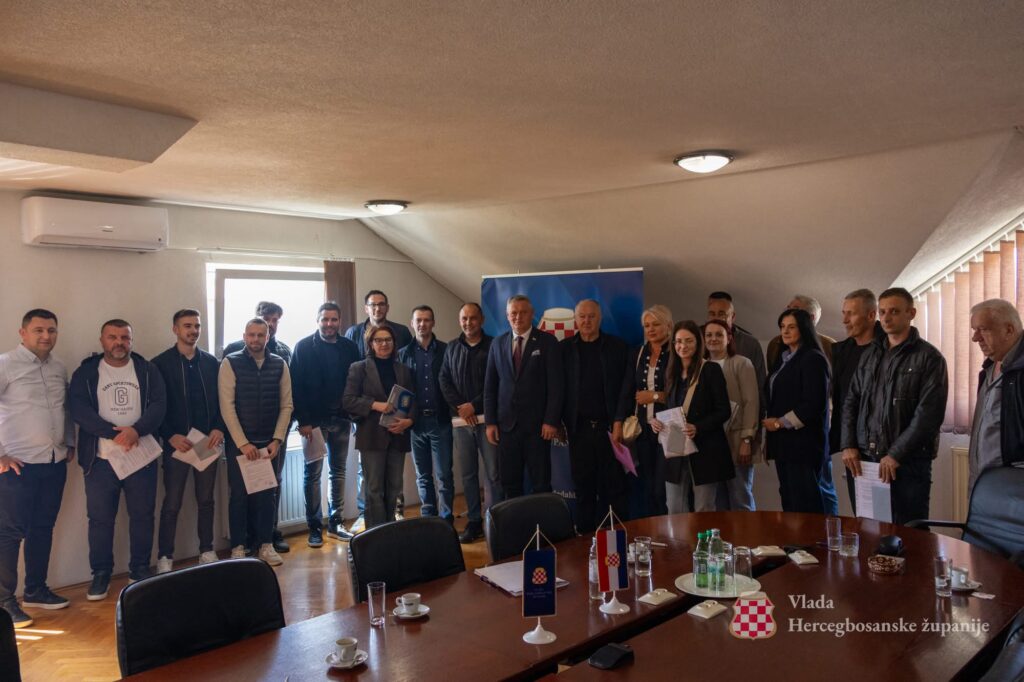 Predsjednik Vlade Hercegbosanske županije dr.sc. Ivan Vukadin potpisao ugovore s gospodarstvenicima – pola milijuna KM za 24 poduzeća