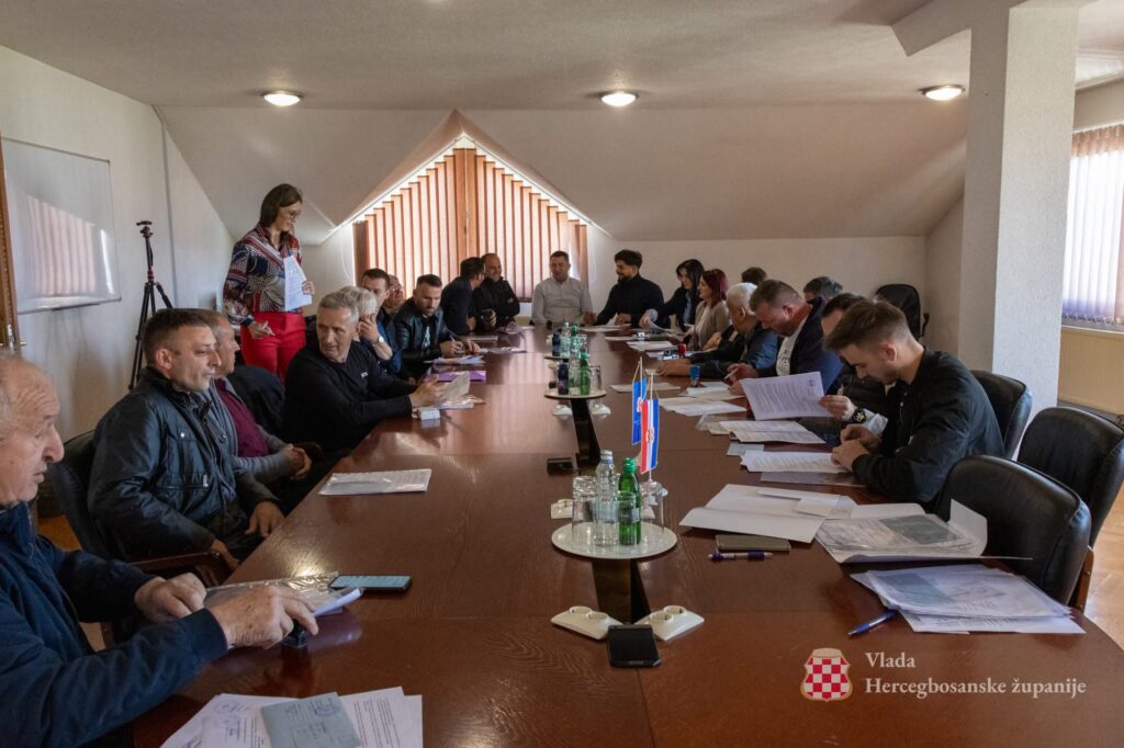 Predsjednik Vlade Hercegbosanske županije dr.sc. Ivan Vukadin potpisao ugovore s gospodarstvenicima – pola milijuna KM za 24 poduzeća