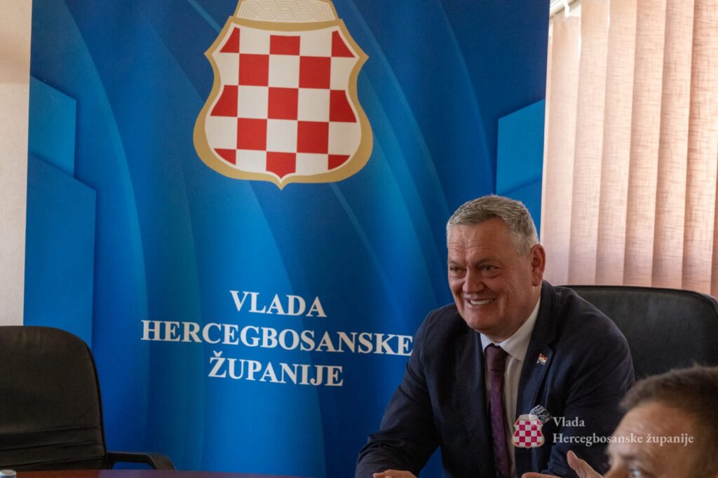 Predsjednik Vlade Hercegbosanske županije dr.sc. Ivan Vukadin potpisao ugovore s gospodarstvenicima – pola milijuna KM za 24 poduzeća