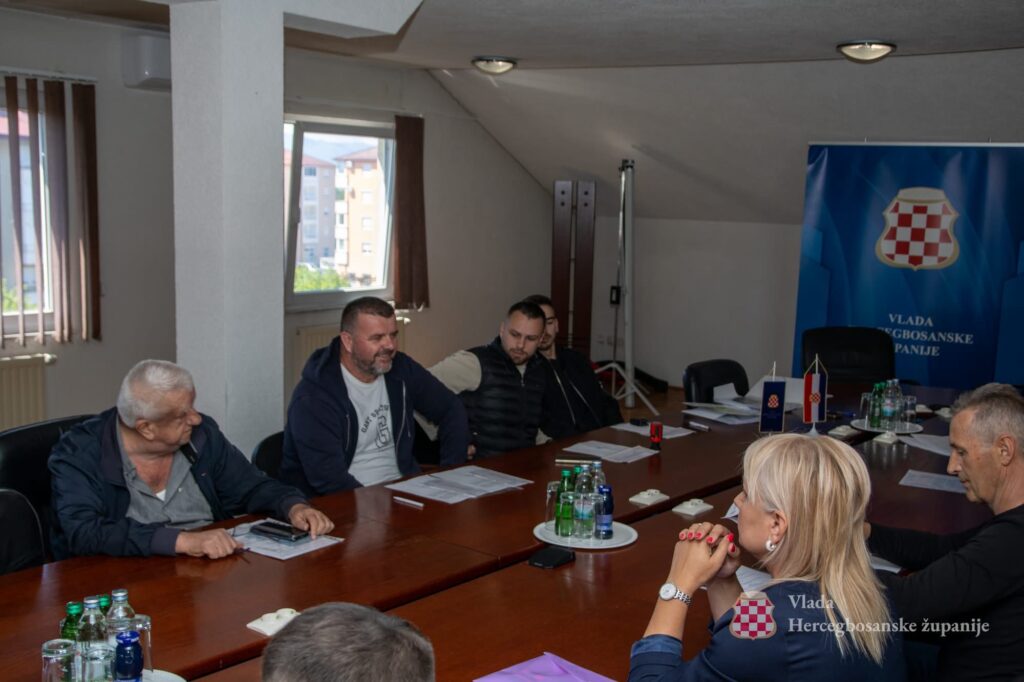 Predsjednik Vlade Hercegbosanske županije dr.sc. Ivan Vukadin potpisao ugovore s gospodarstvenicima – pola milijuna KM za 24 poduzeća